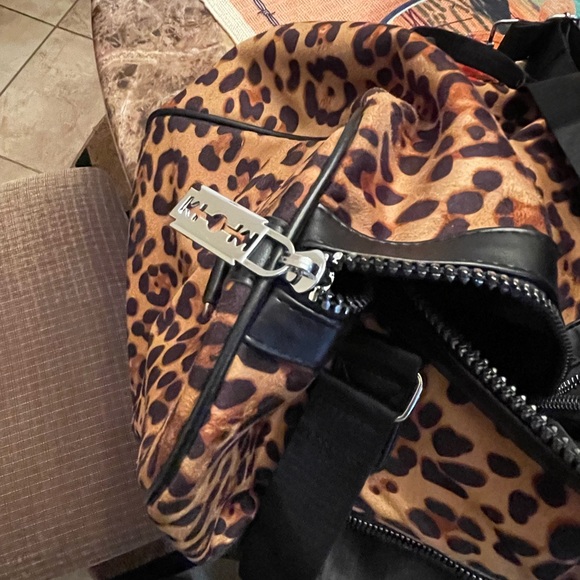 Animal Print Duffle Bag NWOT Unbranded - Picture 8 of 16